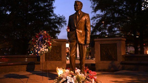 تمثال لجورج بوش الأب