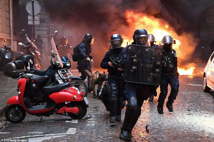 احتجاجات فرنسا السترات الصفراء