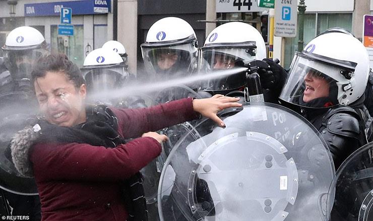 الشرطة الفرنسية تتصدى للمتظاهرين