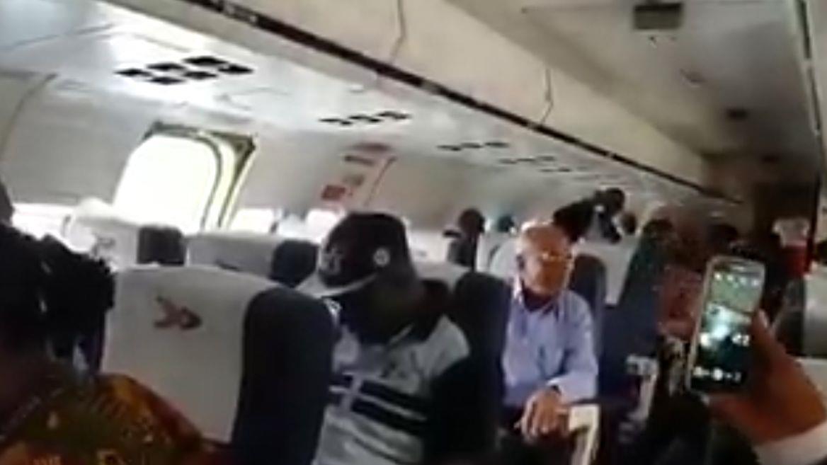  سقوط باب الطائرة بشكل مفاجئ يثير الرعب بين الركاب