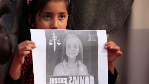 طفلة تحمل صورة زينب أثناء احتجاج في العاصمة الباكس