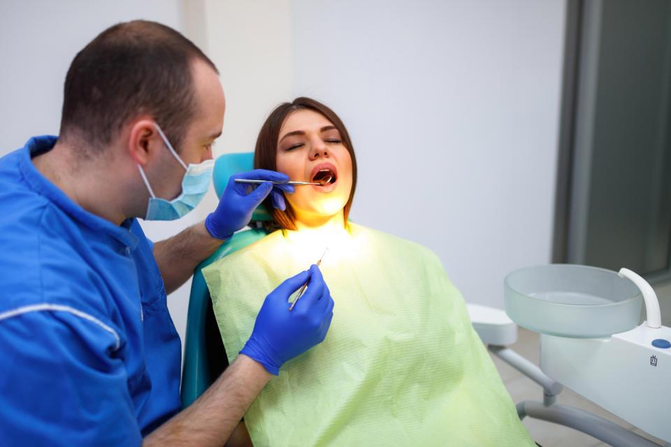   تجنب السفر بالطائرة بعد زيارة طبيب الأسنان مباشر