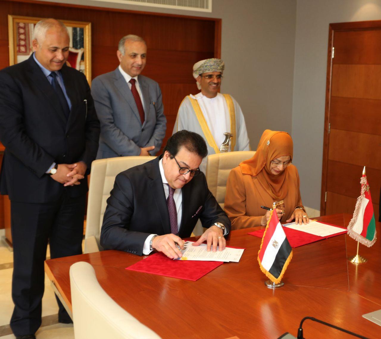 وزير التعليم العالي يوقع برنامج تعاون مع عمان