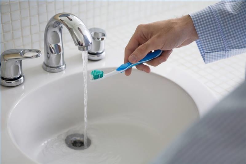    4 فوائد لبلّ فرشاة الأسنان بالماء الساخن قبل اس