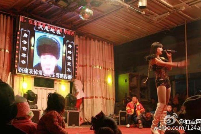 الصين تكافح ظاهرة الرقص الإباحي في الجنازات