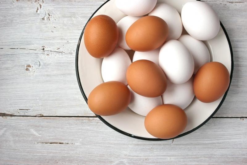  لماذا يُباع البيض الأحمر أغلى من الأبيض؟.. السبب