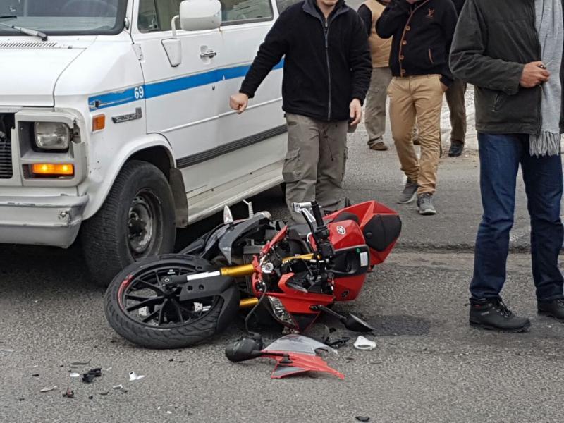  بالفيديو - سقوط رجل من أعلى دراجة نارية.. يسبب كا
