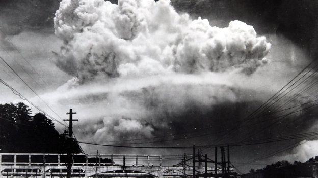 انفجار القنبلة الذرية فوق ناغاساكي في اليابان في أ