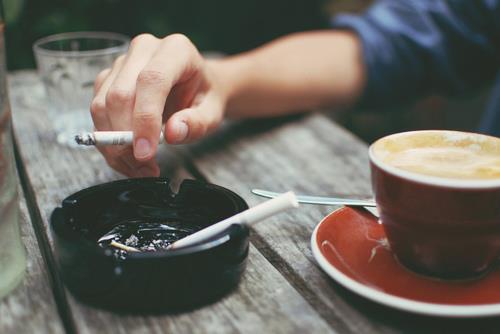 تعرف على تأثير  تناول سيجارة مع فنجان القهوة في ال