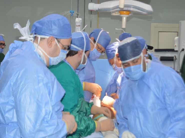 وزير الصحة يجري عملية جراحية
