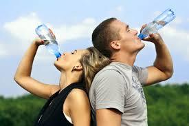  خبيرة تغذية تُحذر من شرب الماء قبل النوم مباشرة