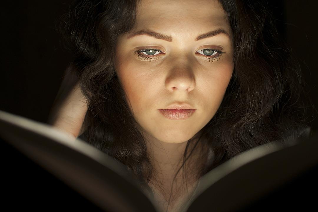 هل القراءة في الضوء الخافت تضعف النظر؟