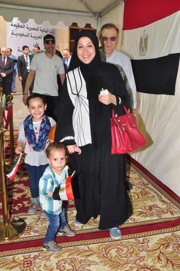 إقبال كثيف من المرأة في انتخابات المصريين 