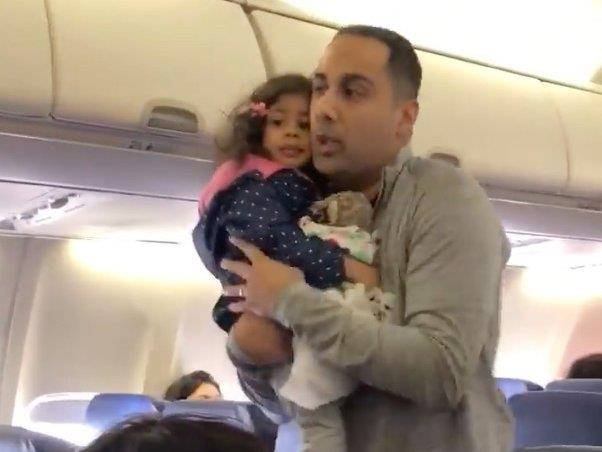  طرد مسافر وابنته الصغيرة من على متن طائرة.. والسب