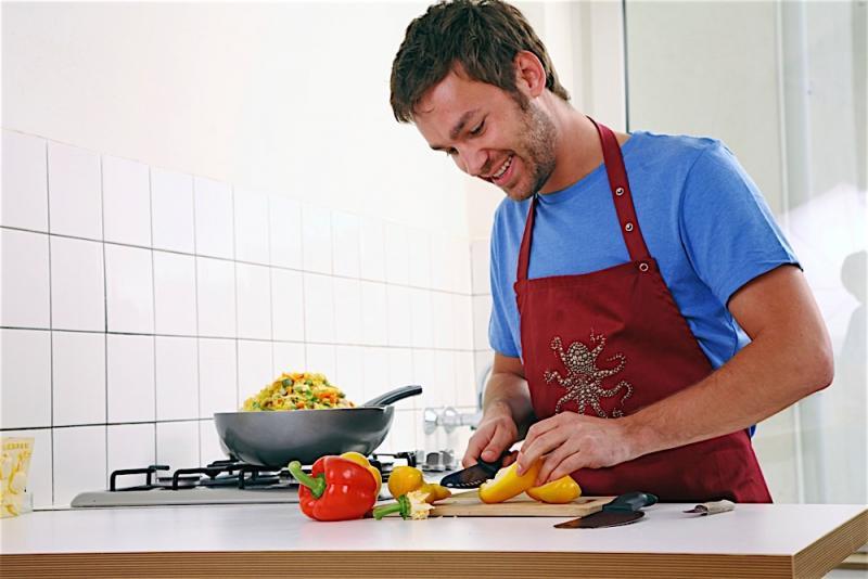 6 مهارات أساسية على كل رجل تعلمها .. الطهي أبرزها