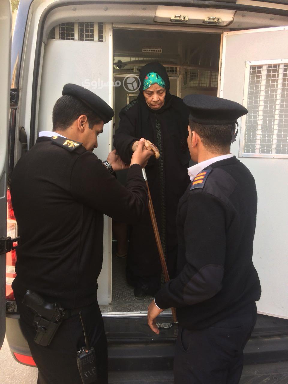 قوات الأمن تلبي رغبة سيدة في الذهاب للتصويت