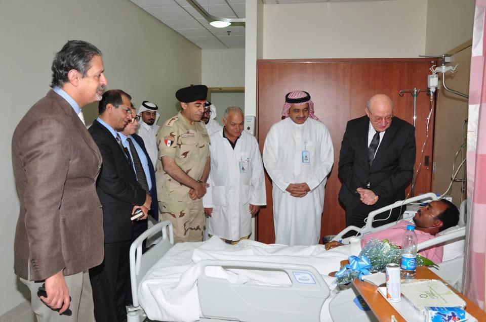 سفير مصر بالسعودية يزور المصابين (1)