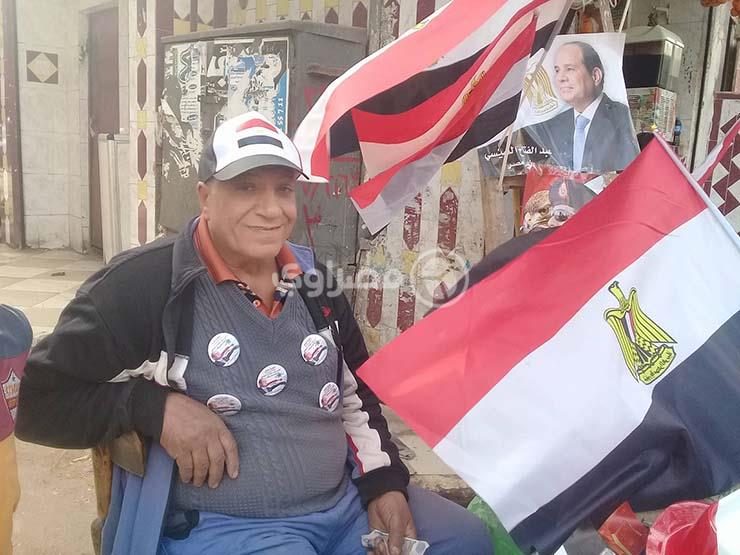محمد عبده وزوجته يبيعان الأعلام للأطفال