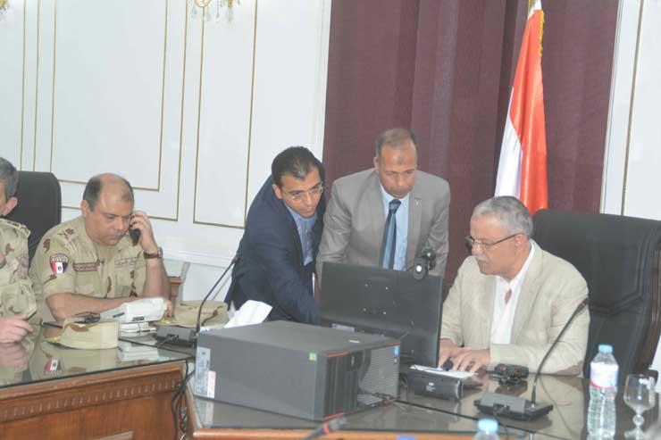 محافظ المنيا يترأس غرفة عمليات الانتخابات بالديوان