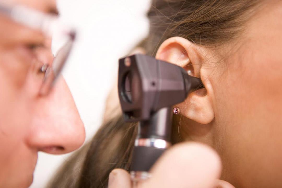 التهاب الأذن الوسطى قد يسبب ثقب بالطبلة.. هكذا نتع