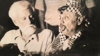 أفنيري أول إسرائيلي يلتقي رسميا بياسر عرفات زعيم م
