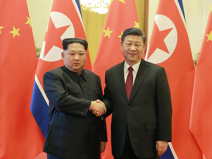 الرئيس الصيني يصافح زعيم كوريا الشمالية