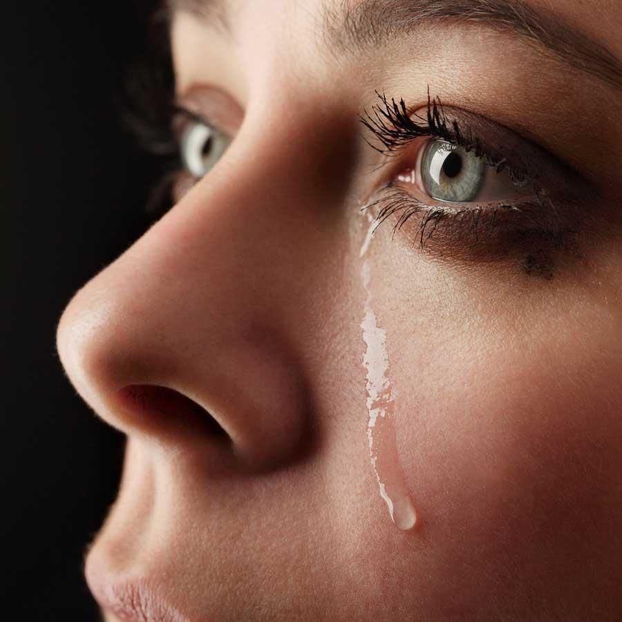  لماذا تبكي النساء أكثر من الرجال؟