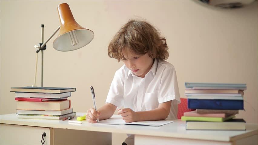 7 خطوات تحببين بها طفلك في غرفة دراسته