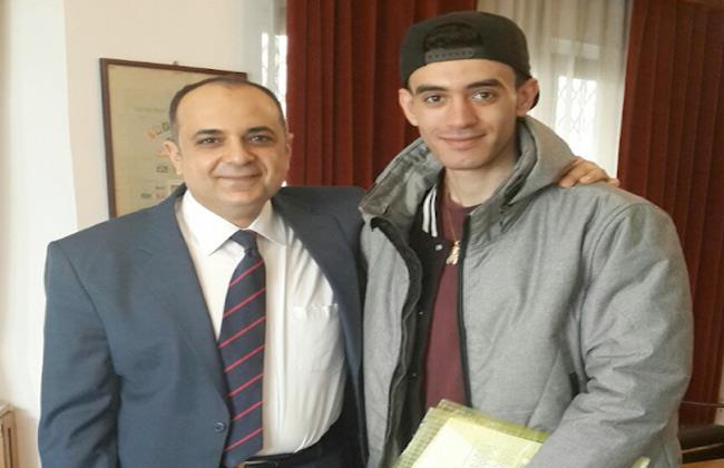 السفير المصري في بولندا يلتقي بالمواطن محمد عزت