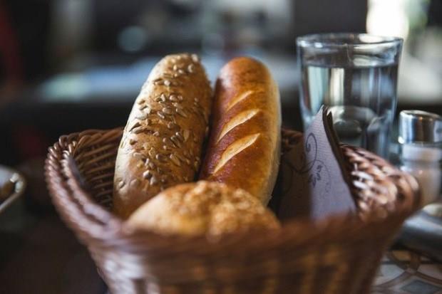 لماذا تقدم المطاعم الخبز عادةً قبل الطعام؟