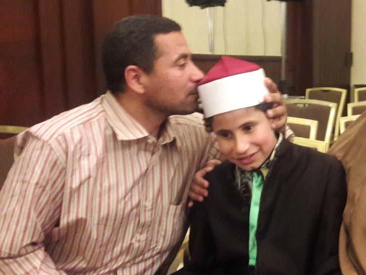 طفل مصري كفيف يحفظ كتاب الله وترجمته باللغتين الإن