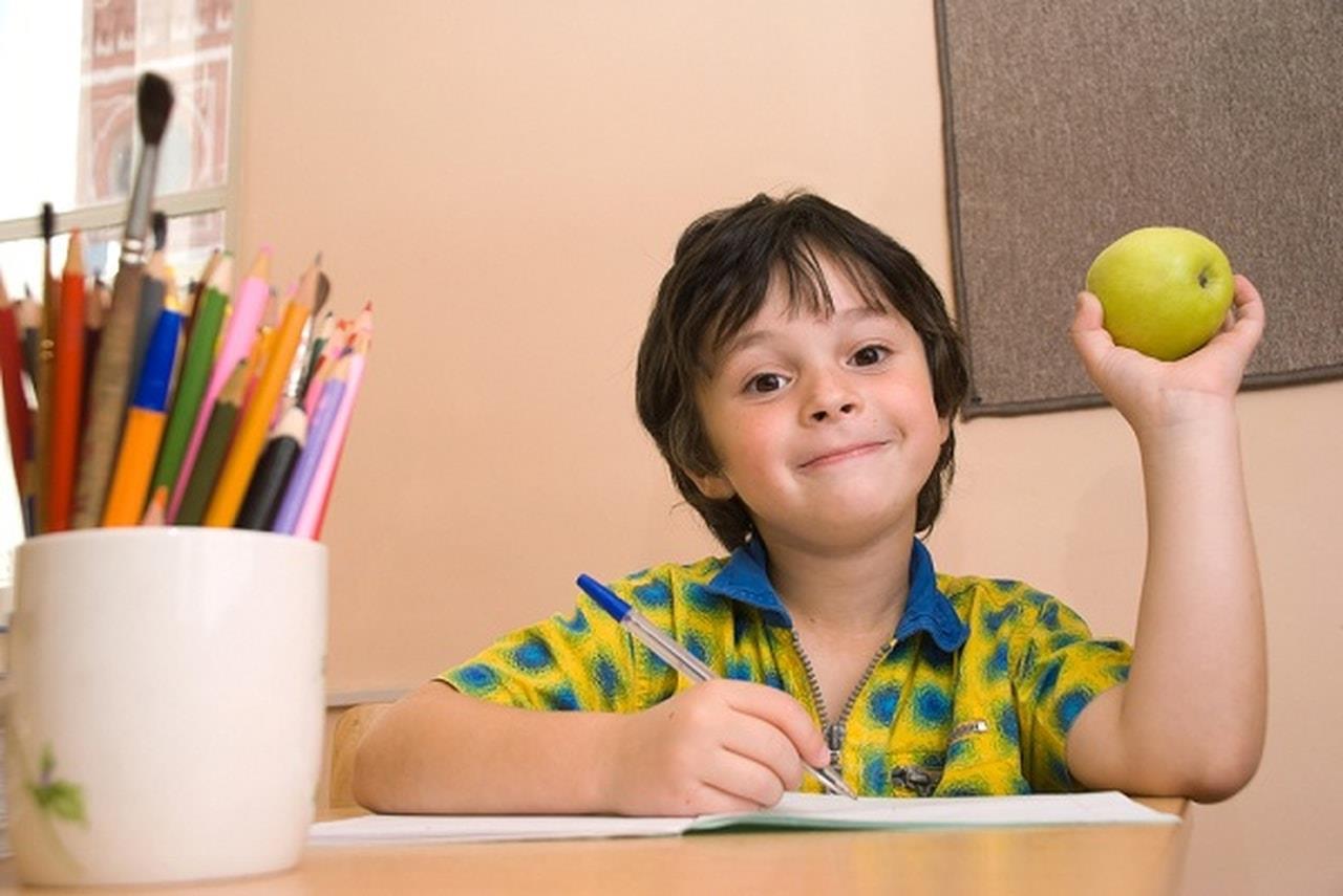 8 أطعمة لتحسين تركيز طفلك أثناء المذاكرة