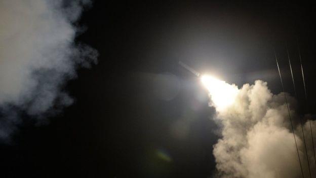 قصفت الولايات المتحدة قاعدة الشعيرات بالصواريخ في 