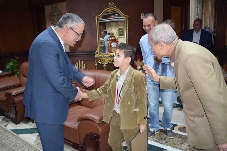 محافظ المنيا يُكرم أول مصر في الكونغ فو