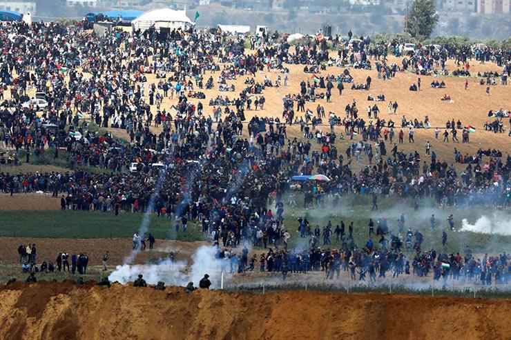 إصابة عشرات الفلسطينيين بالاختناق بعد قمع المشاركي