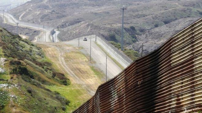 أثارت خطط ترامب لبناء الجدار توترا مع المكسيك