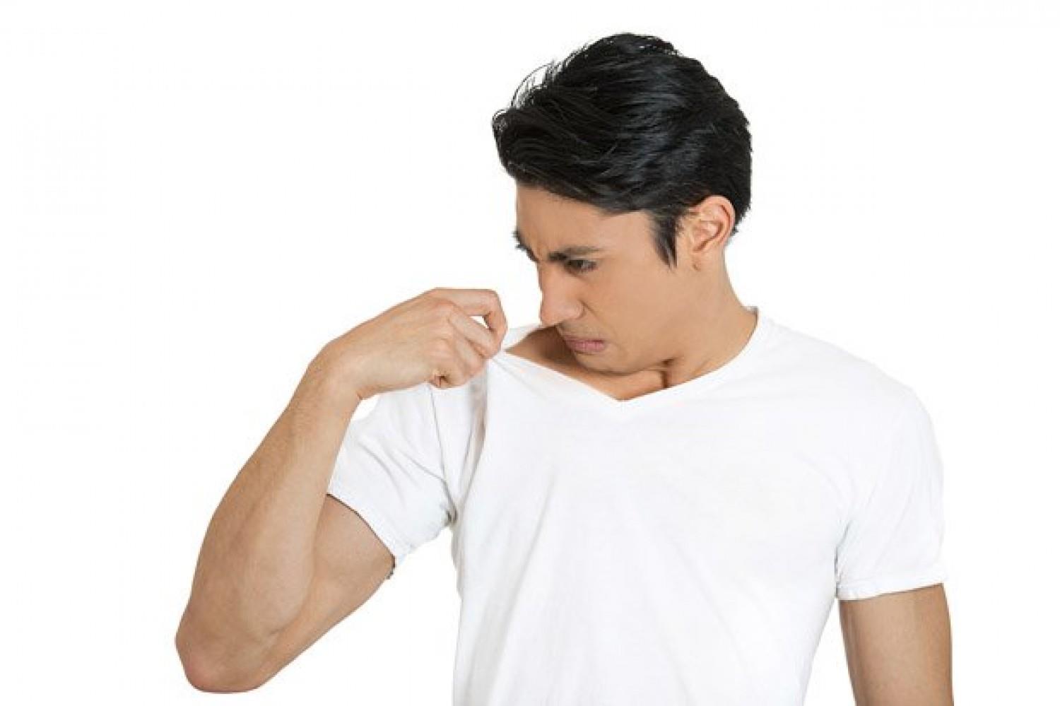 الكشف عن أهم أسباب رائحة الجسم الكريهة