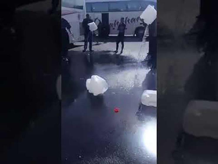صورة من فيديو إلقاء مياه زمزم على الأرض