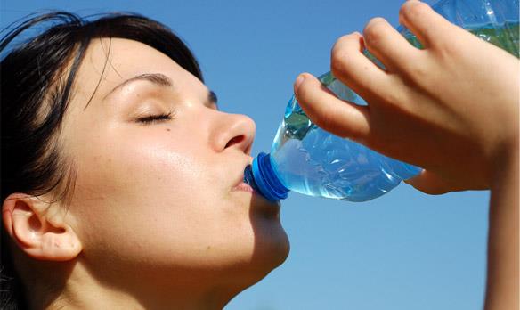 شرب الماء في الزجاجات البلاستيك .. عادات غير متوقع