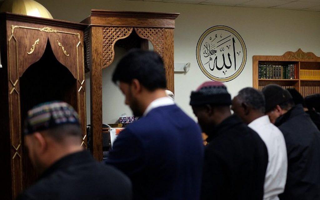 ما حكم سبق الإمام في صلاة الجماعة؟ وهل تبطل الصلاة