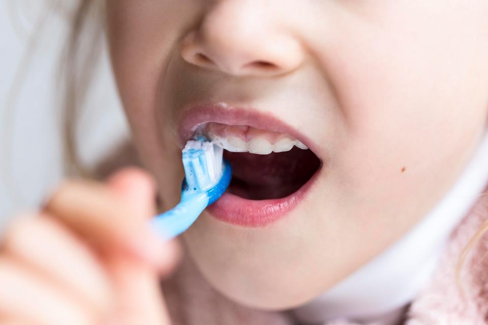  تنظيف الأسنان عقب الطعام مباشرة ضار صحيًا