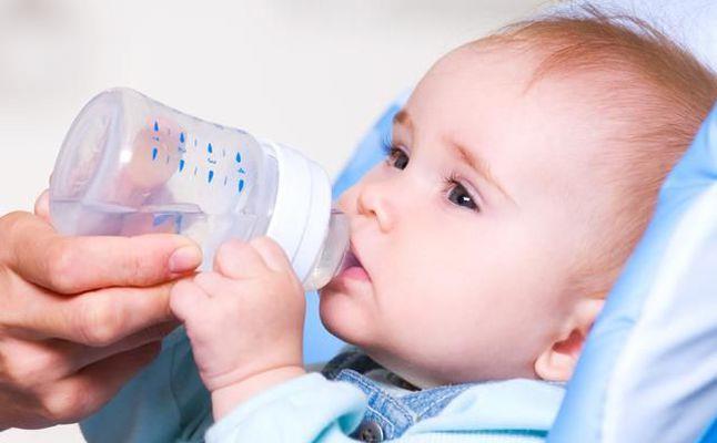 متى يمكن لرضيعك أن يشرب الماء؟