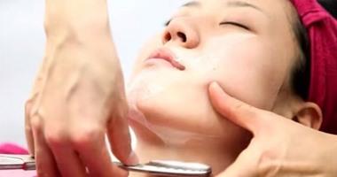 بالفيديو- حلاقة وجه النساء.. تقليد قديم في اليابان