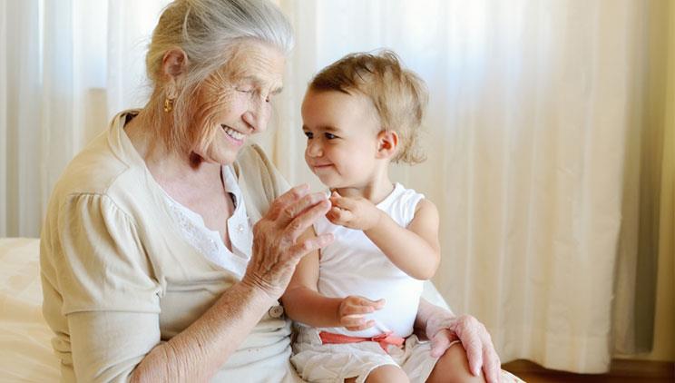 كيف يؤثر تدليل الأجداد لأحفادهم سلبًا على صحتهم؟
