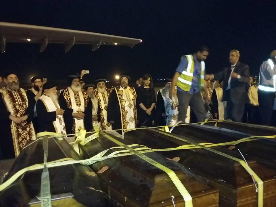 السفيرة نبيلة مكرم في مطار القاهرة لاستقبال رفات ا