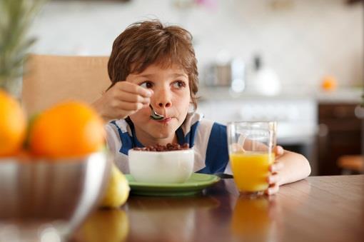 حتى لا يصاب طفلك بالسمنة.. إليكِ 6 نصائح لتغذية سل