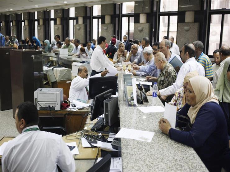 صورة لمتعاملين بمقر أحد البنوك العامة في مصر