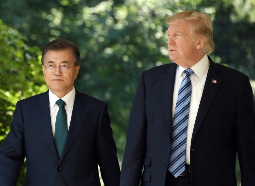 الرئيس الاميركي دونالد ترامب ورئيس كوريا الجنوبية 