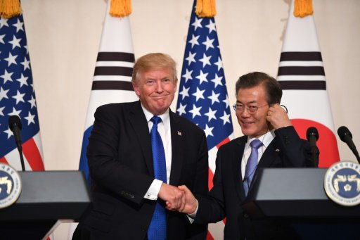 الرئيس الكوري الجنوبي ونظيره الأمريكي