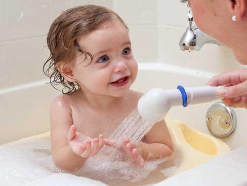 الإفراط في تنظيف طفلك قد يصيبه بهذا المرض الخطير